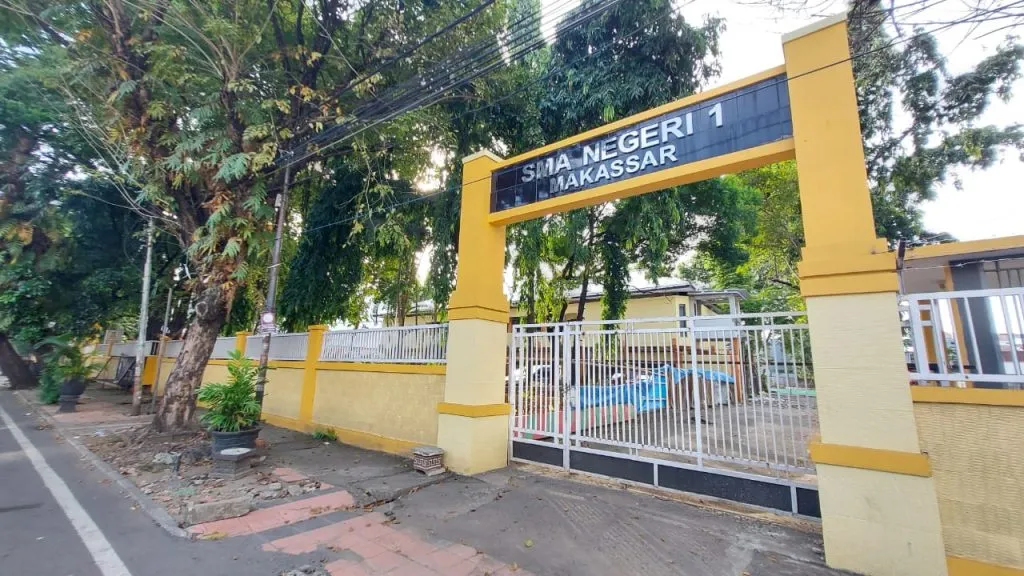 Gerbang SMA Negeri 1 Makassar